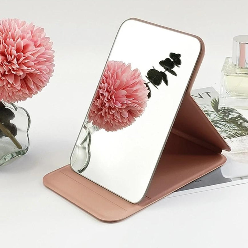 Miroir de maquillage tenu en main