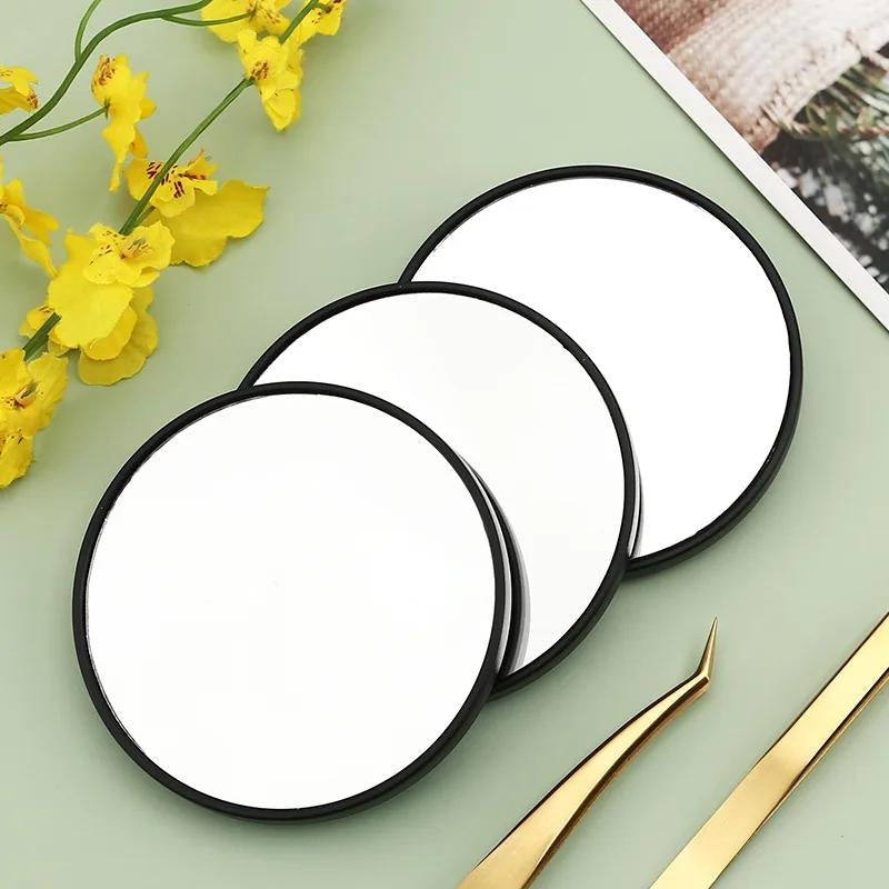 Miroir grossissant utilisé pour le maquillage