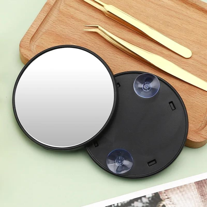 Vision rapprochée offerte par le miroir grossissant