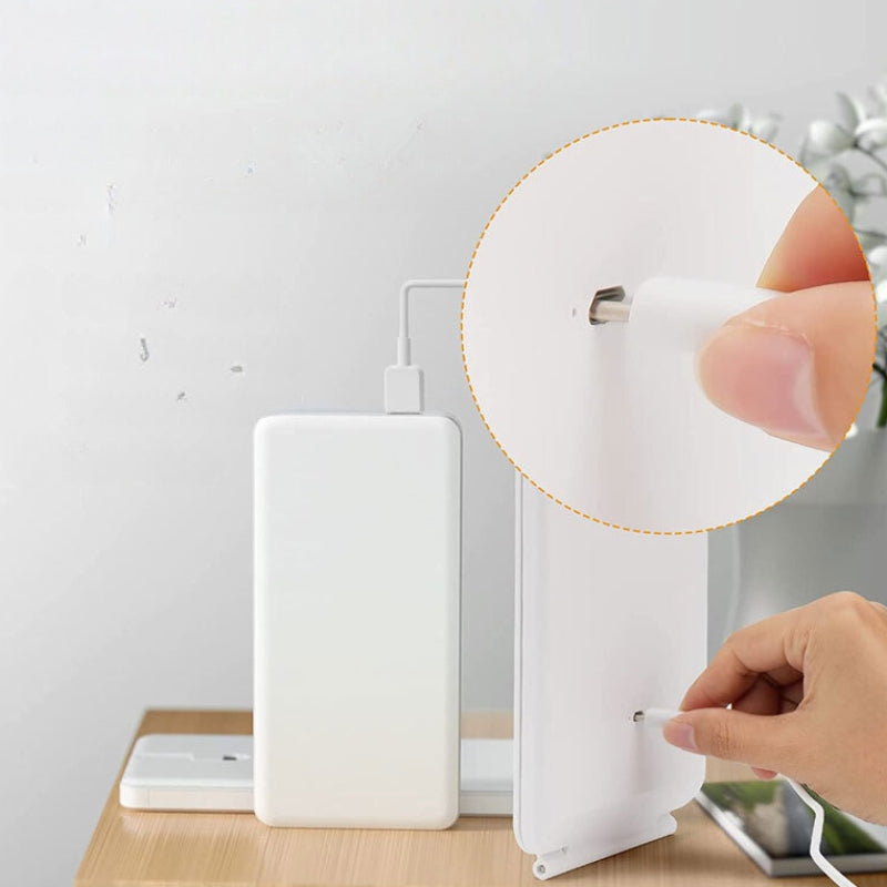 Miroir LED avec support intégré posé sur une table