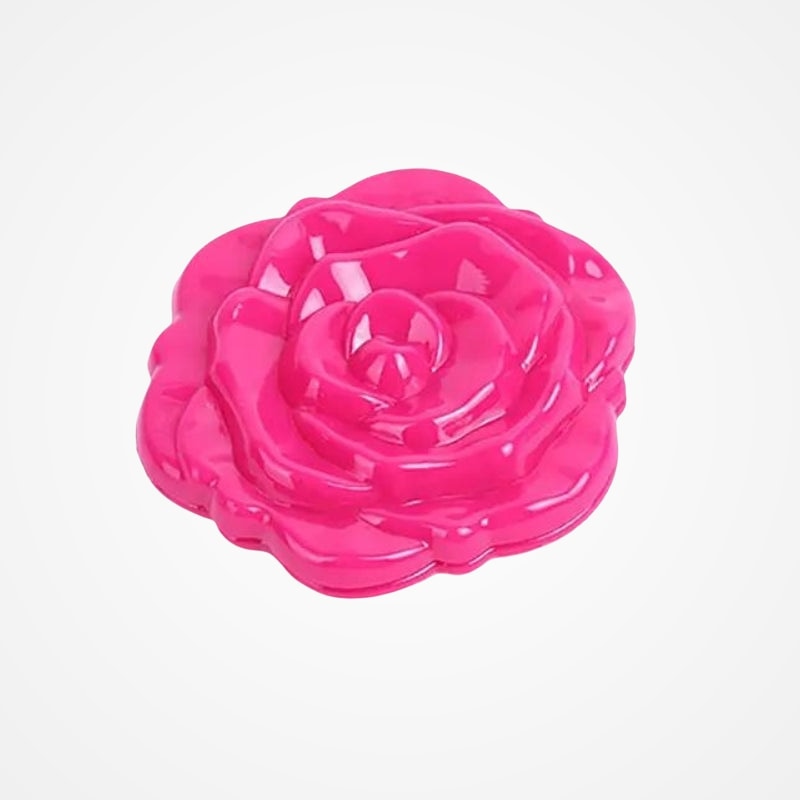 Miroir de poche rose tenu en main