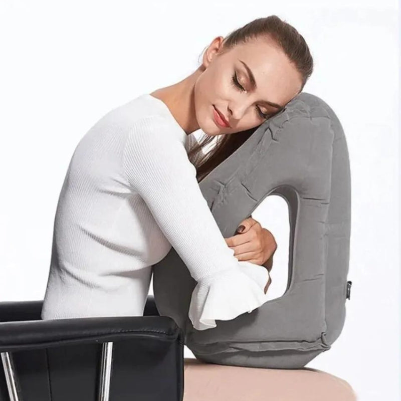 Voyageur utilisant l'oreiller gonflable en position assise