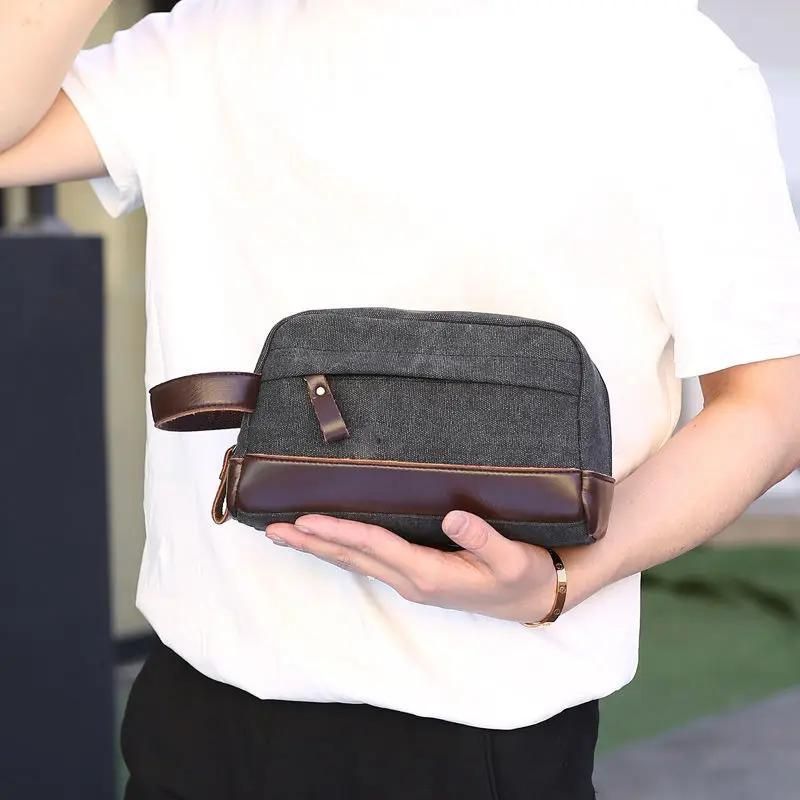 Intérieur de la petite trousse de toilette homme