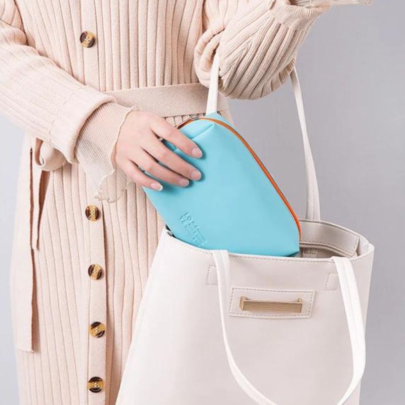 Trousse de toilette compacte ouverte avec produits