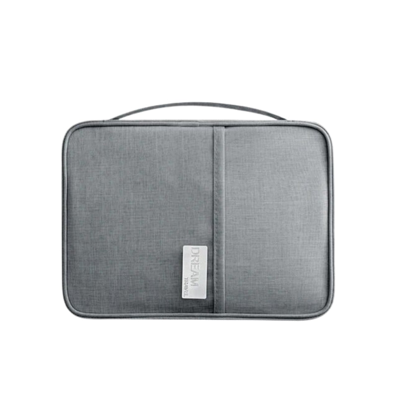 Pochette de voyage tenue en main à l'aéroport