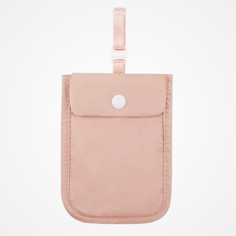 Pochette ventrale légère posée avec accessoires de voyage