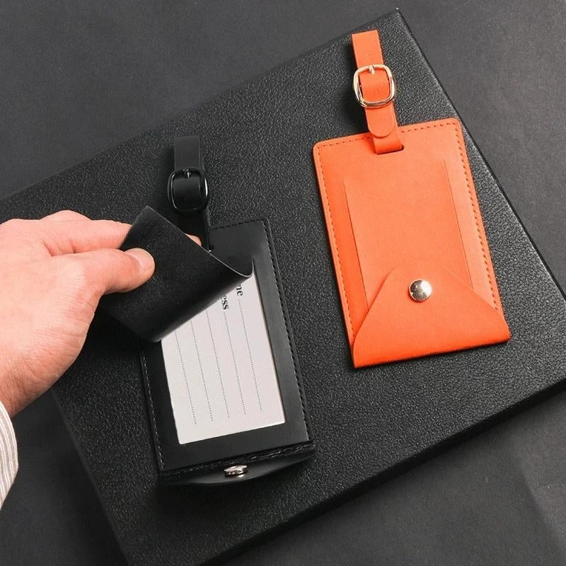 Porte-étiquette coloré sur poignée de valise