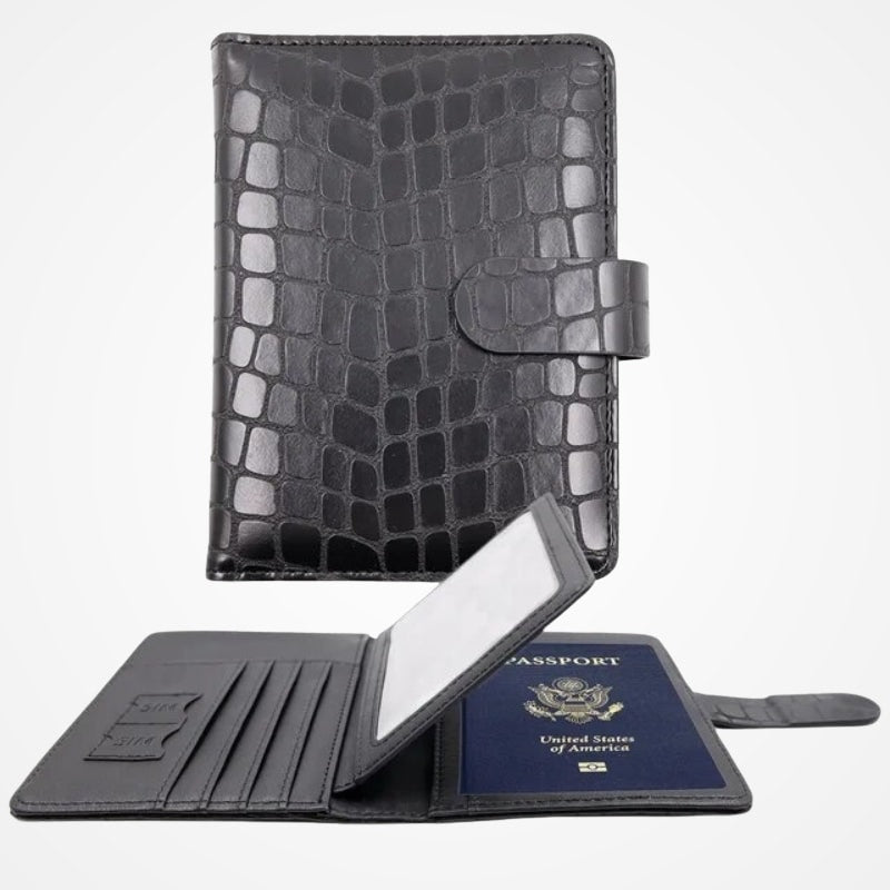 Portefeuille de voyage femme tenu en main