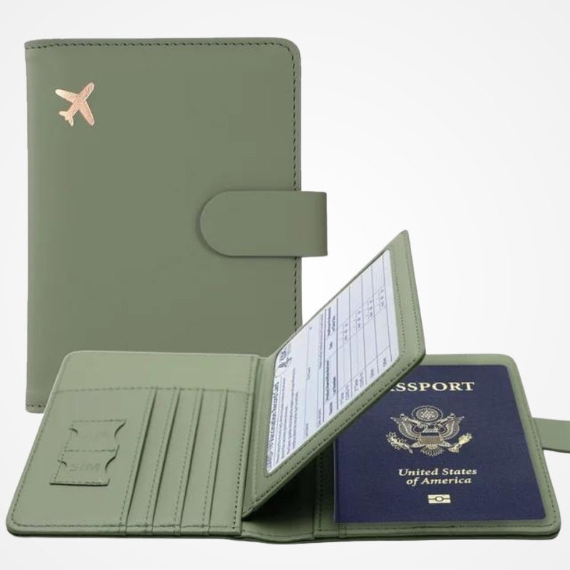 Portefeuille de voyage fermé posé sur une table