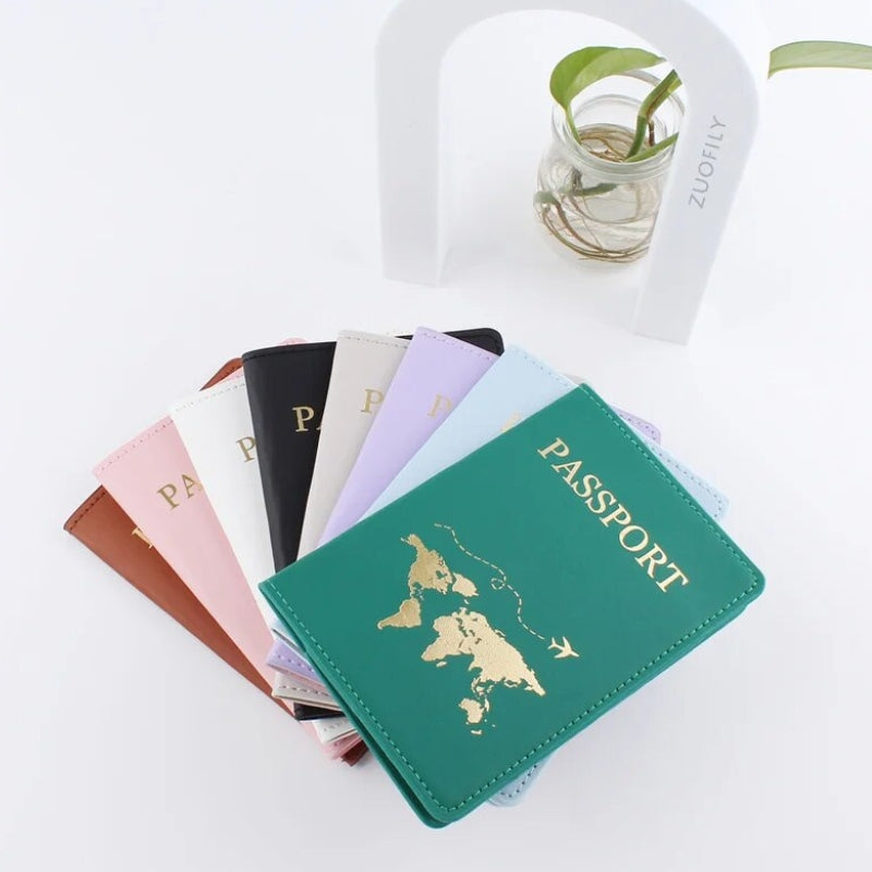 Étui passeport en liège posé sur une valise