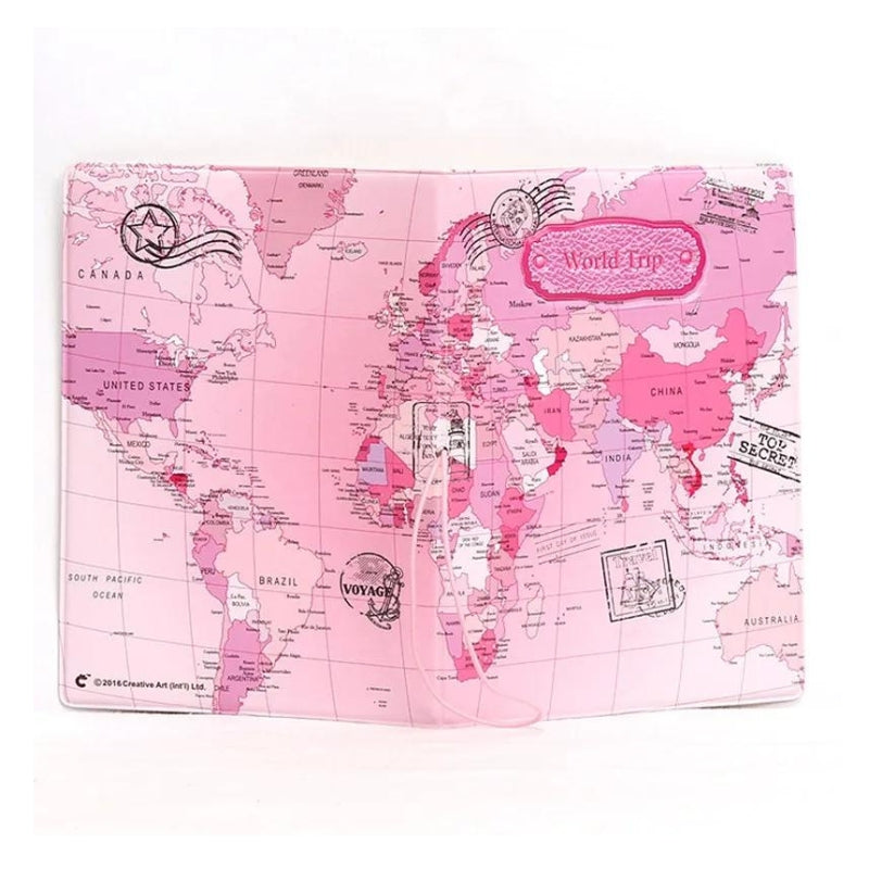 Protège-passeport carte du monde tenu en main