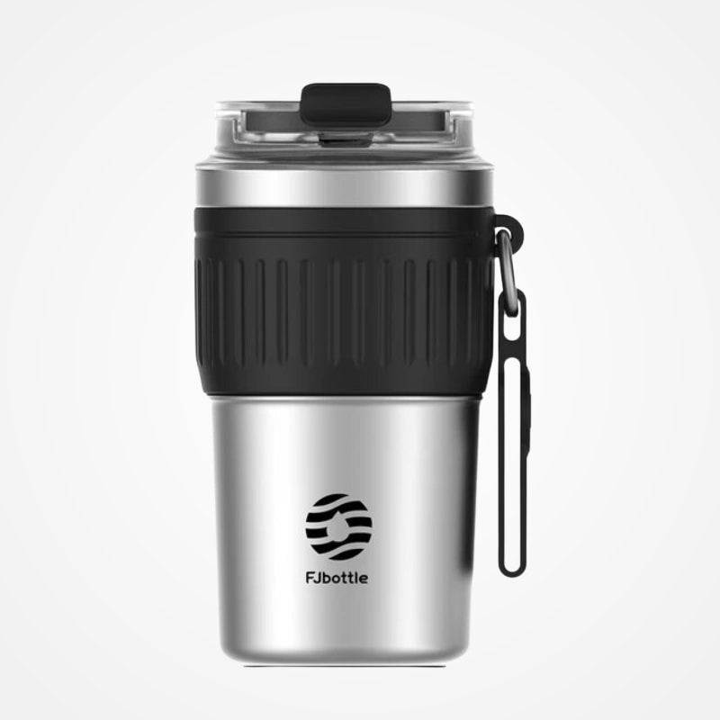 Mug isotherme tenu en main