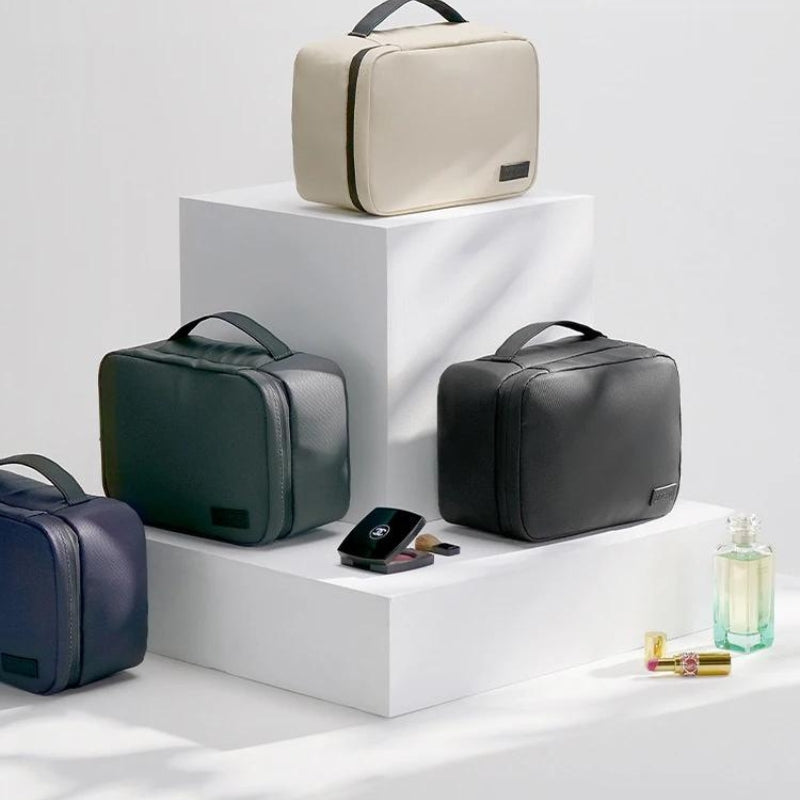 Trousse à maquillage ouverte avec cosmétiques rangés