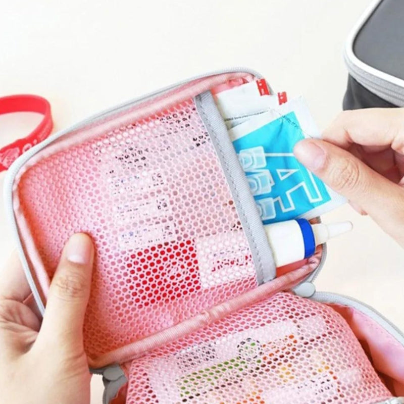 Trousse de médicaments ouverte avec rangements