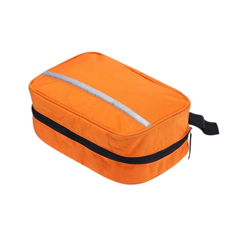 Trousse de toilette suspendue dans une salle de bain