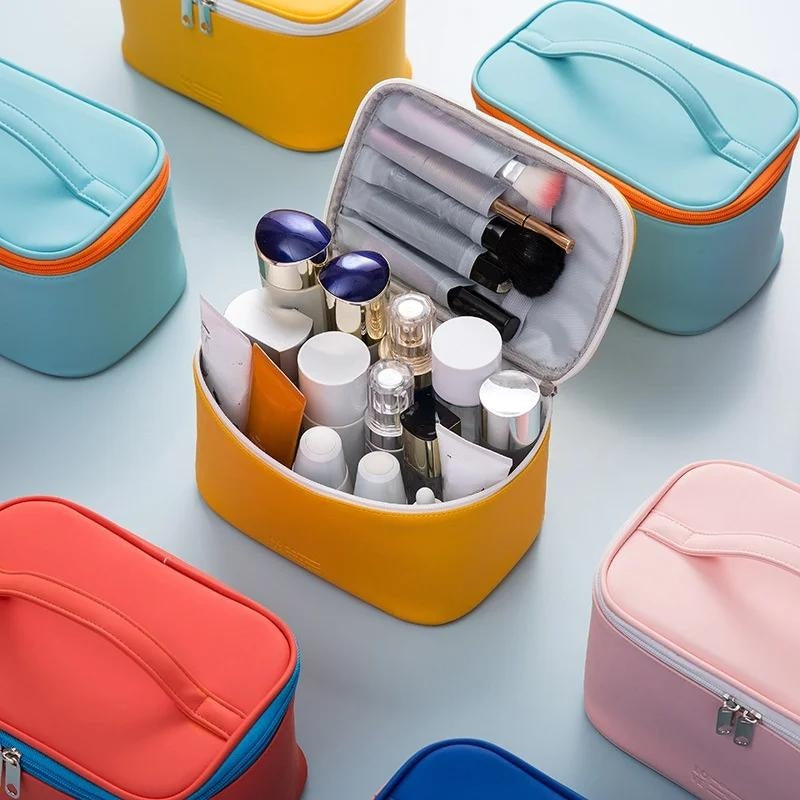 Trousse de toilette avec produits de beauté rangés