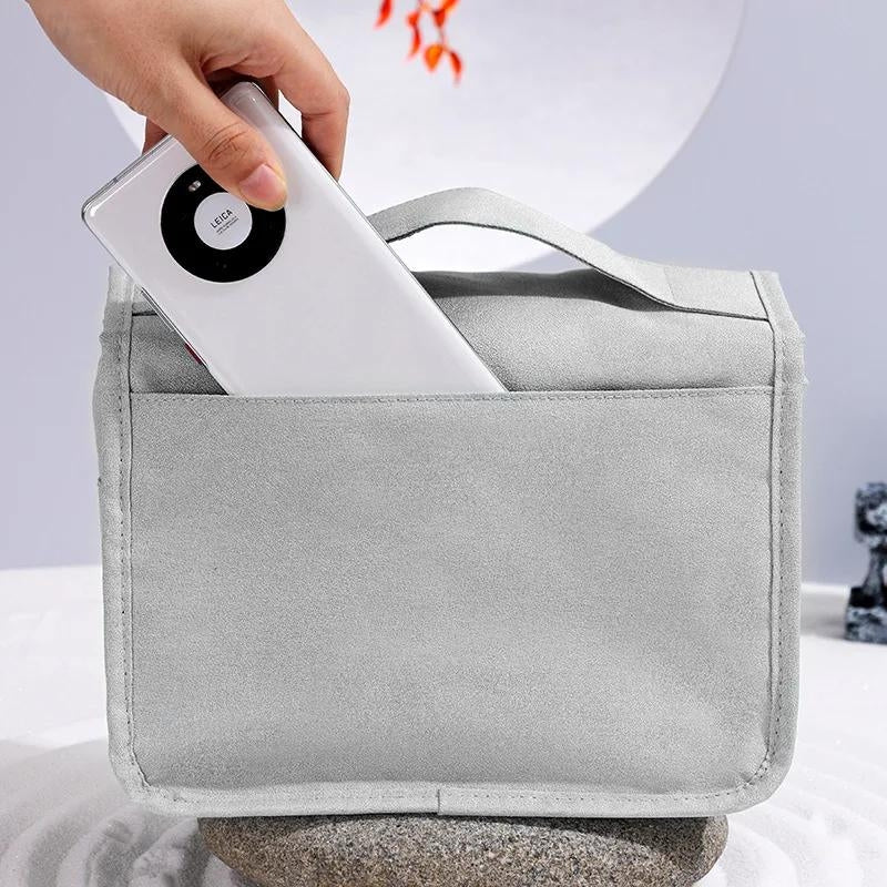 Trousse de toilette suspendue ouverte montrant les compartiments