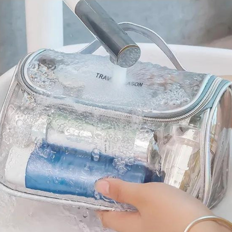 Trousse de toilette posée dans une valise cabine
