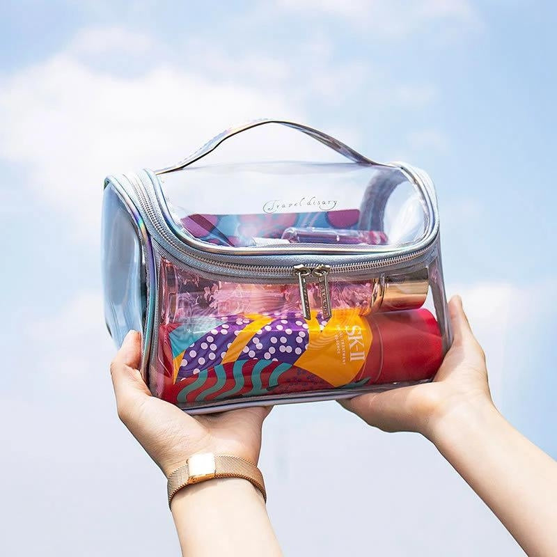Trousse de toilette remplie de cosmétiques