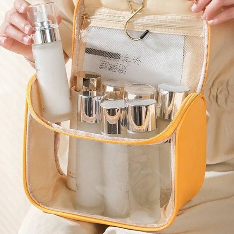 Trousse transparente remplie de cosmétiques