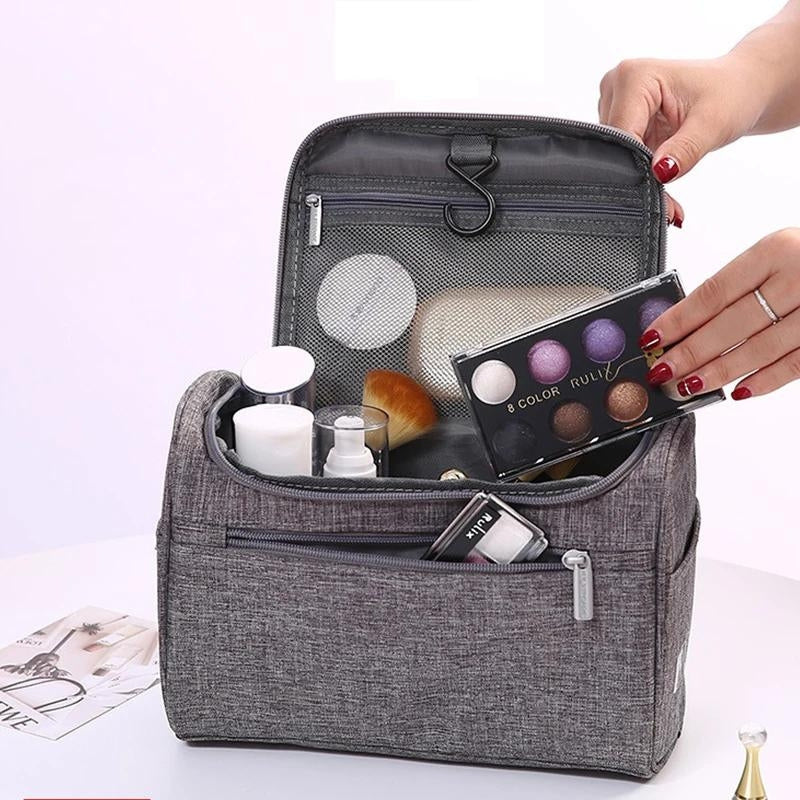 Trousse de toilette de voyage fermée vue de face