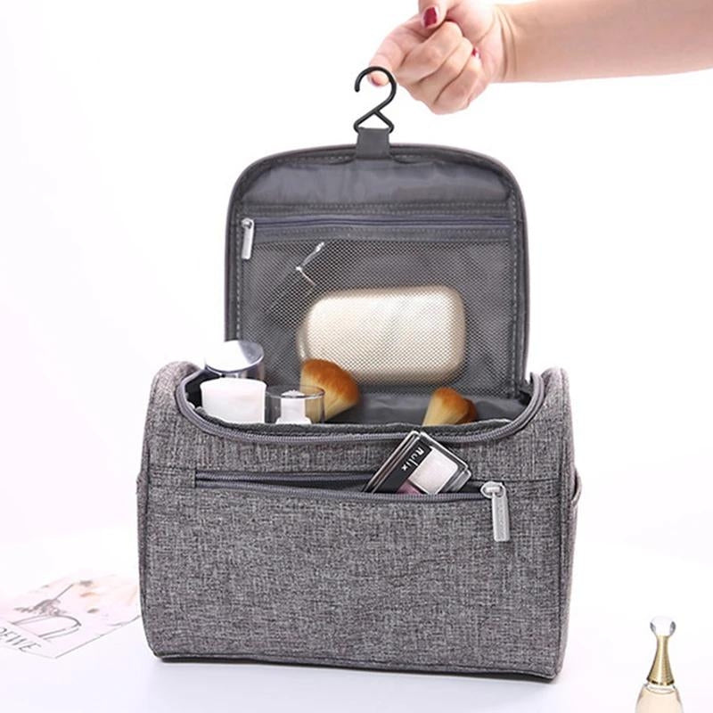 Détail des fermetures éclair de la trousse de toilette