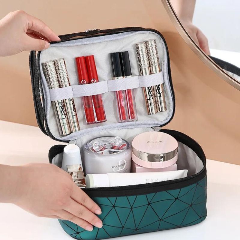 Vue des rangements intérieurs de la trousse vanity