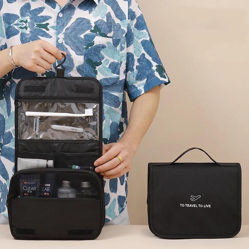 Trousse de toilette ouverte avec produits rangés