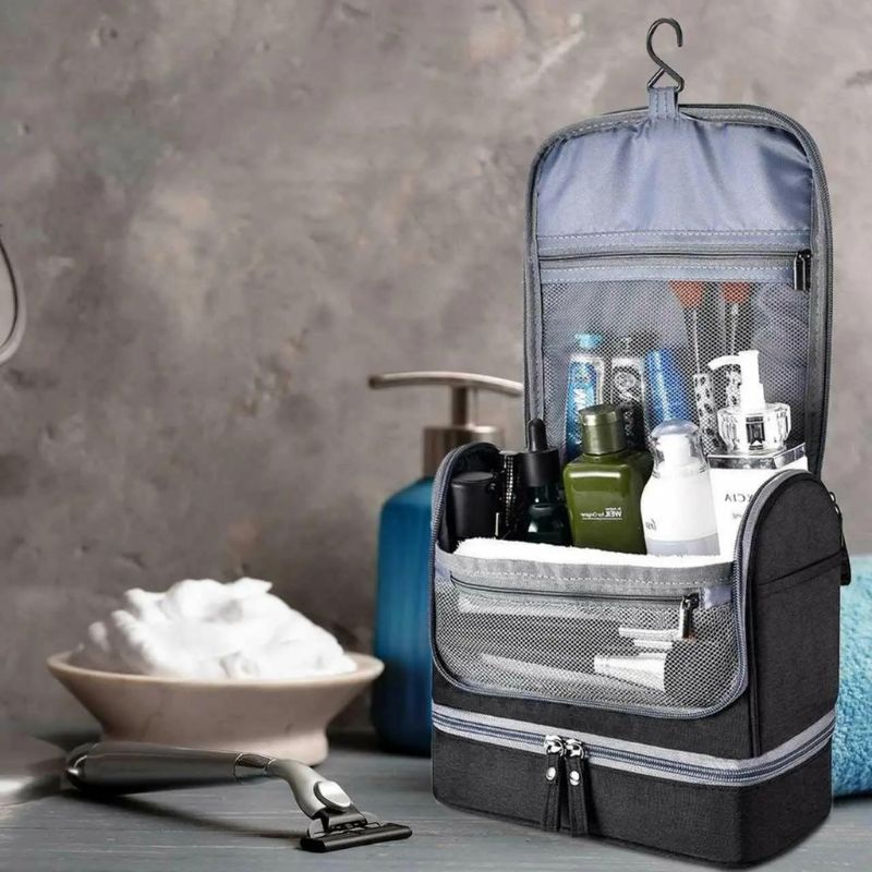 Trousse de toilette suspendue avec compartiments ouverts
