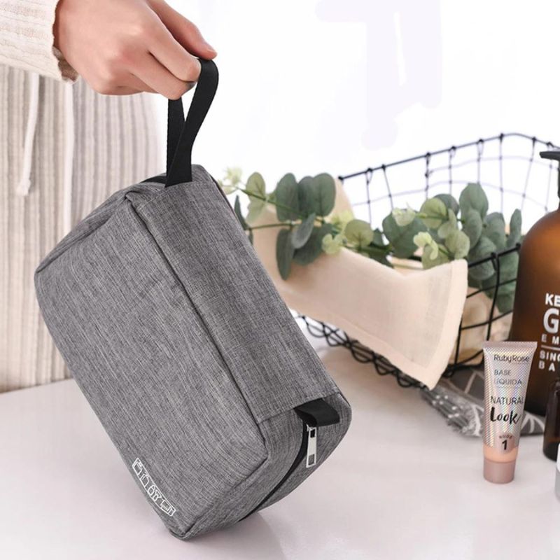Trousse de toilette ouverte avec produits rangés